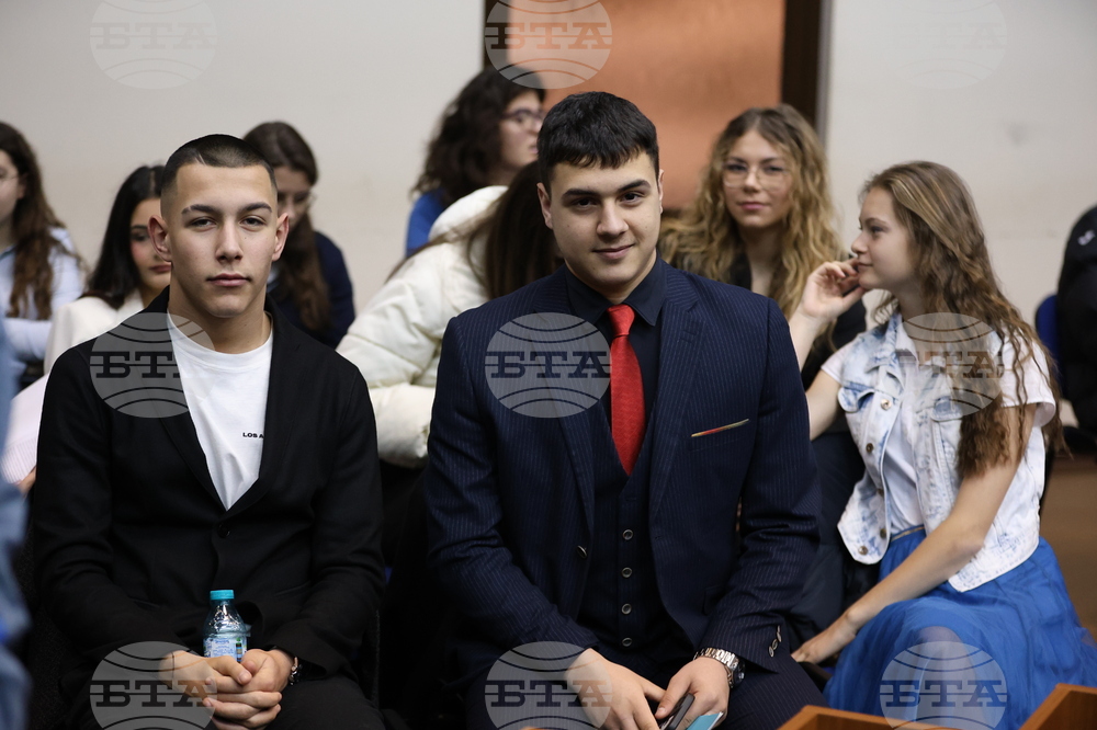 Младежкият парламент в Благоевград представи дейността си пред общинските съветници