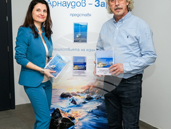 Художникът Светозар Арнаудов представя книги с морски пътеписи. Снимка: организатори