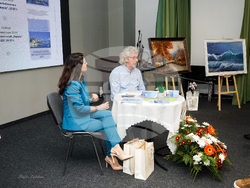 Художникът Светозар Арнаудов представя книги с морски пътеписи. Снимка: организатори