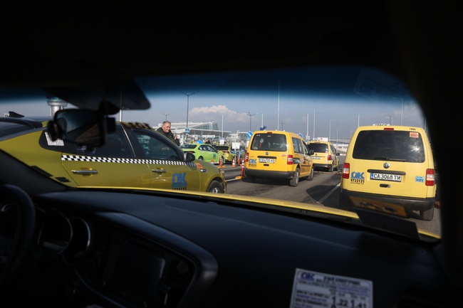 Таксиметрови шофьори блокираха входа и изхода на Терминал 2 на летище София