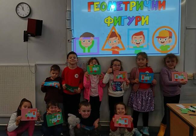 Чрез игри и занимания деца от подготвителна група в училище „Д-р Петър Берон“ в Рединг се запознаха с геометричните фигури