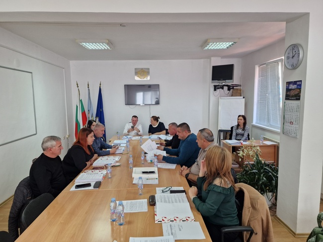 Поемане на краткосрочен дълг за погасявяне на лизинг за сметосъбиращ автомобил гласуваха общинските съветници в Баните