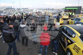 Летище - таксиметрови шофьори - протест