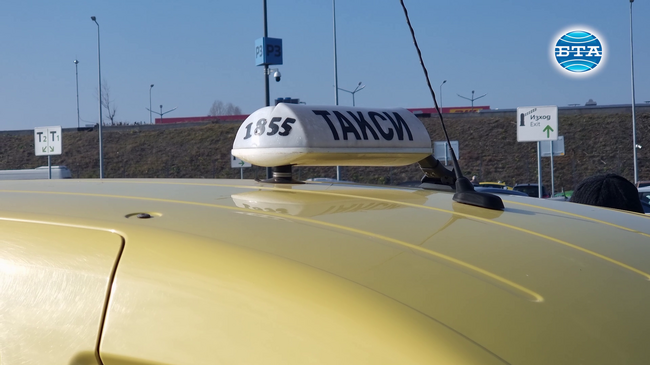 Таксиметрови шофьори блокираха входа и изхода на Терминал 2 на летище София