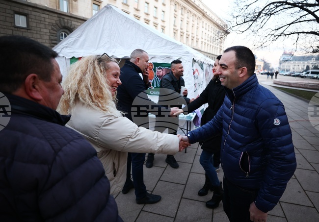 Граждани се събраха на протест на пл. „Независимост“ в София 