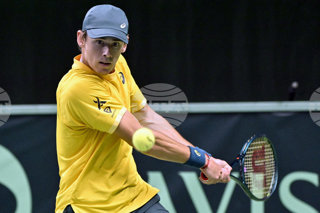 Алекс Де Минор и Матиа Белучи се класираха за полуфиналите на тенис турнира в Ротердам