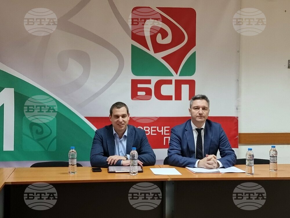 Важно е очертаващата се огромна дупка в бюджета да не бъде за сметка на българските граждани, каза в Пловдив Кристиан Вигенин