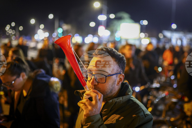 Протестиращите студенти от Белград и Нови Сад се събраха на един от трите моста в северния сръбски град 