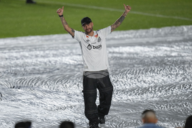 Неймар поднови договора си със Сантос