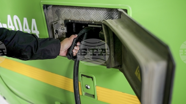 Гигантска корабна платформа достави електрически автобуси за градския транспорт в Гърция; планира се цялостна подмяна на автобусния парк 