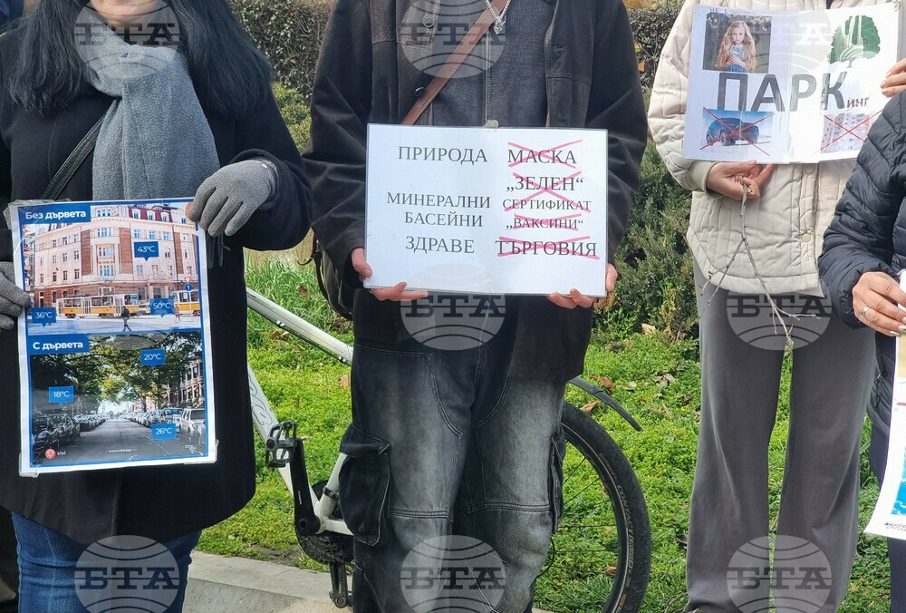 Десетки варненци протестират в защита на Морската градина в града