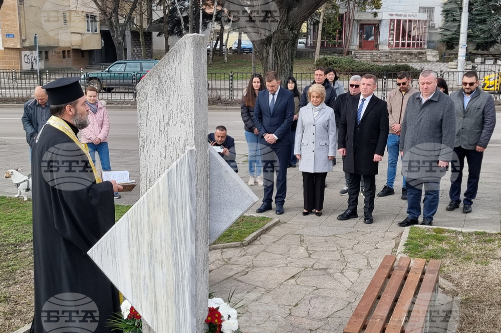 С панихида и едноминутно мълчание в Хасково бяха почетени жертвите на комунистическия режим