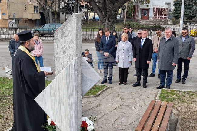 С панихида и едноминутно мълчание в Хасково бяха почетени жертвите на комунистическия режим