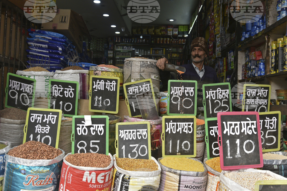 Индийската рупия поевтиня днес до исторически минимум спрямо долара въпреки мерките на централната банка 