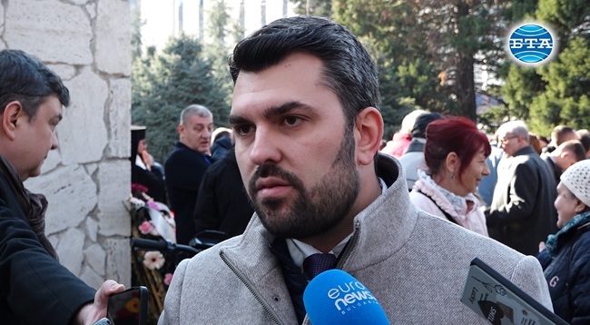 Завеждащият консулската служба в Стокхолм е бил в контакт през цялото време и с капитана, и с екипажа на кораба "Вежен", съобщи външният министър Георг Георгиев