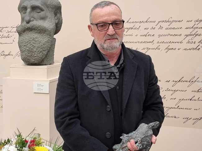 Богдан Александров е носителят на Националната награда за живопис на името на Майстора