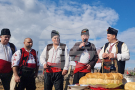 Село Змейово - празник на виното - Цар Трифон