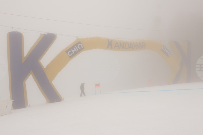 Спускането за мъже в Гармиш-Партенкирхен беше отменено, след като мъгла не позволи провеждането на тренировка