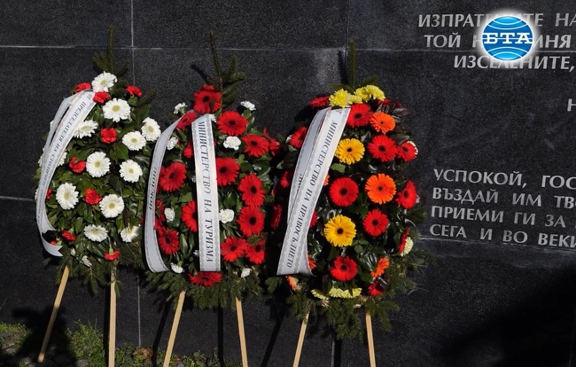 С поднасяне на венци и цветя в София беше почетена паметта на жертвите на комунистическия режим