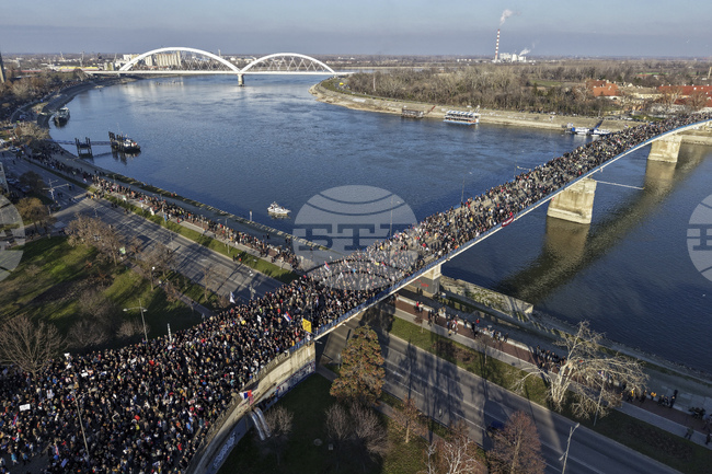 Жители на Нови Сад оставиха контейнери с боклук пред офиса на управляващата партия в Сърбия