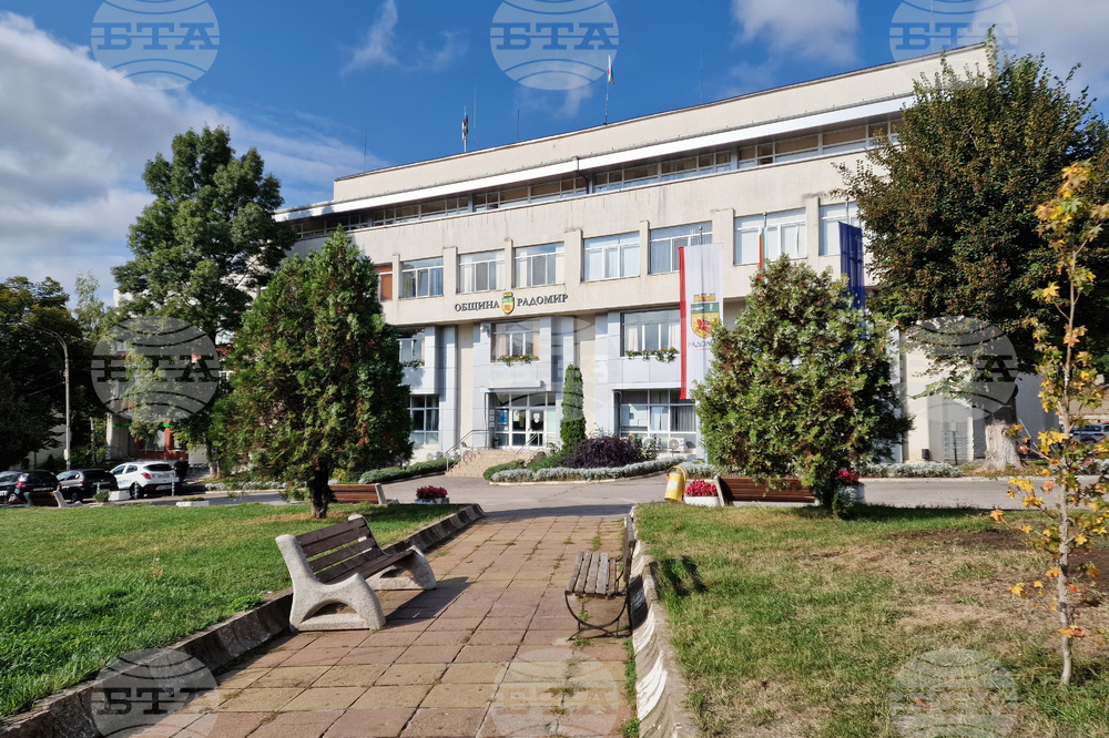 Кметът на Радомир Кирил Стоев награди участниците в конкурса "Бъдещето на моя роден град", организиран от общинска администрация