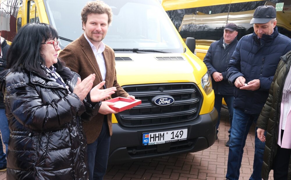 МОЛДПРЕС: Ученици от Тараклия получиха три микробуса и модерно цифрово оборудване, осигурени с подкрепата на българското правителство