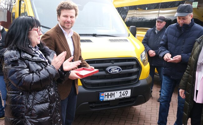 МОЛДПРЕС: Ученици от Тараклия получиха три микробуса и модерно цифрово оборудване, осигурени с подкрепата на българското правителство 