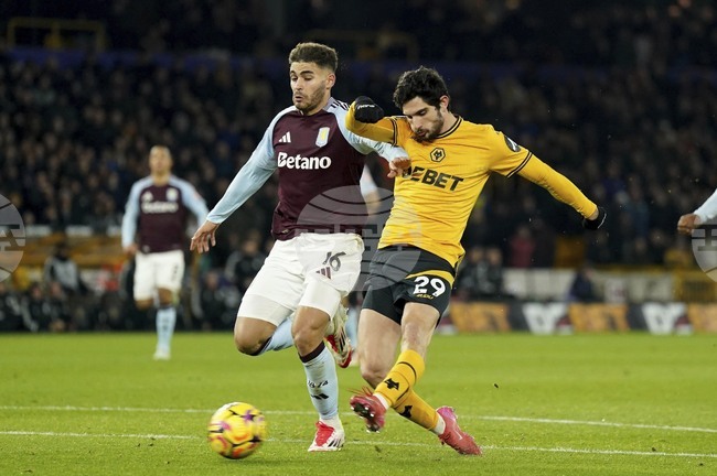 Уулвърхемптън надви Астън Вила и се измъкна от зоната на изпадащите във Висшата лига