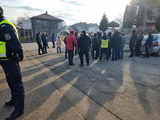 Пореден протест на пътя Кюстендил – Гюешево събра недоволни от бездействието на институциите след катастрофата със загинало момиче
