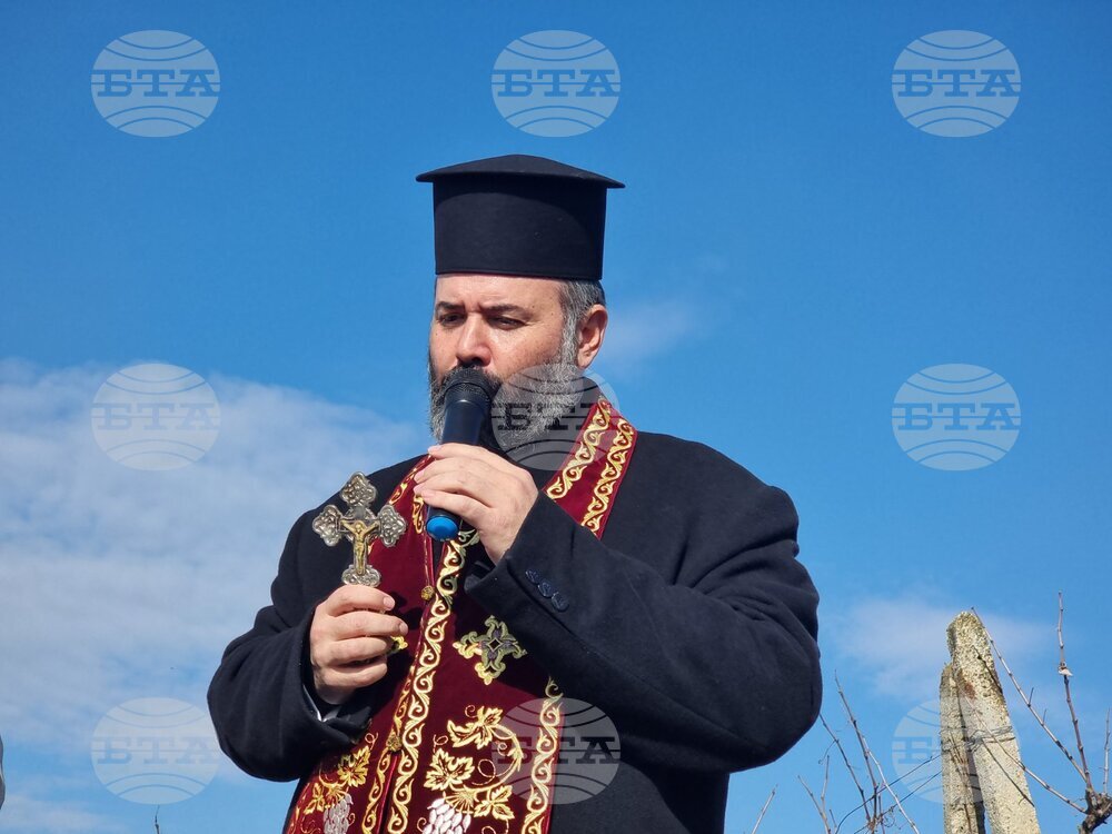 Днес православната църква чества 40 дни от рождението на Христос, каза отец Петър, свещенослужител в Старозагорска епархия