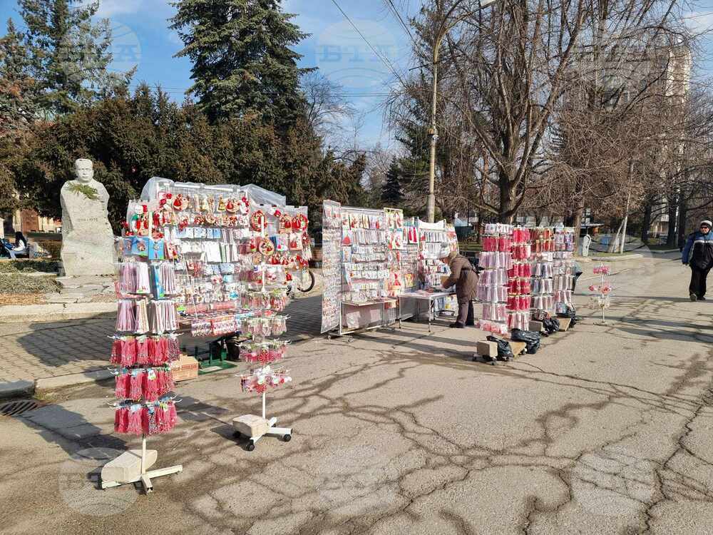Първите мартеници вече са изложени на пазара в Кюстендил