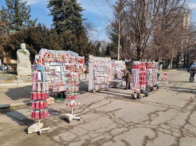 Първите мартеници вече са изложени на пазара в Кюстендил