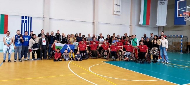 Спортен дух и българска победа в баскетболния мач на колички в ЮЗУ „Неофит Рилски“