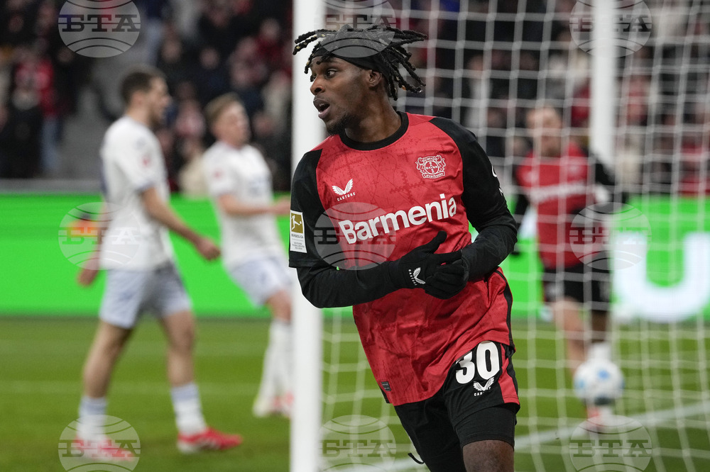 С десет души Байер Леверкузен победи Хофенхайм и се доближи на шест точки от лидера Байерн Мюнхен в Бундеслигата