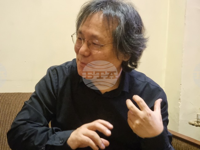 Срещнах едно много хубаво и топло отношение на хората, каза диригентът Джин Бек за работата с пазарджишките симфоници