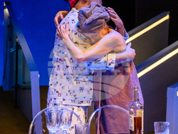 „Не забравяйте да се подпишете“ в Сатирата, снимка – Сатиричен театър