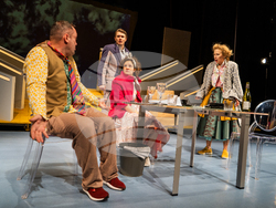 „Не забравяйте да се подпишете“ в Сатирата, снимка – Сатиричен театър