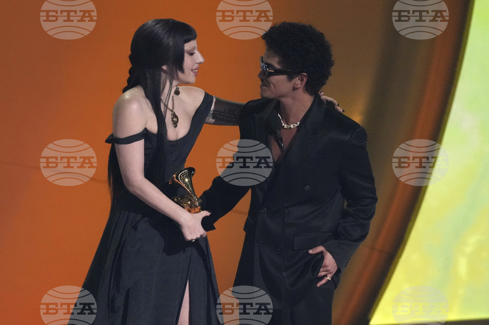 Лейди Гага и Бруно Марс оглавяват класацията на "Билборд" за сингли