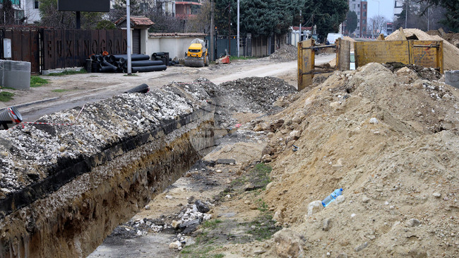 ВиК – Варна започна аварийно свързване на скъсаната от свлачище канализационна тръба в село Каменар