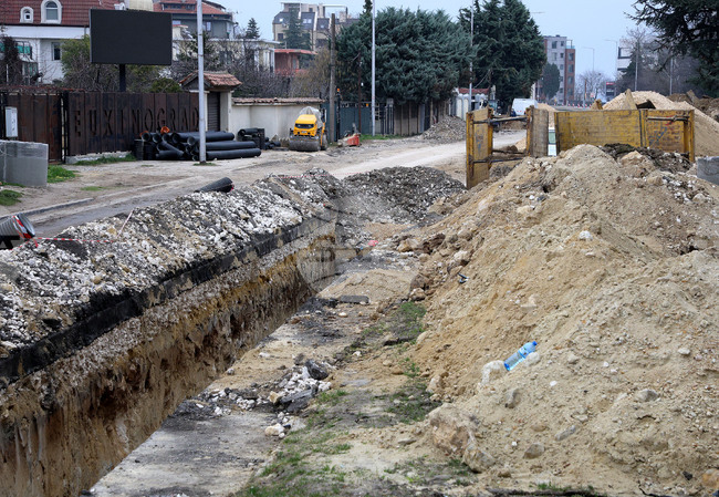 ВиК – Варна започна аварийно свързване на скъсаната от свлачище канализационна тръба в село Каменар