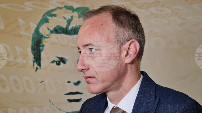 Към деня за междусрочна ваканция няма да се добавят други неучебни дни през тази седмица, каза министърът на образованието Красимир Вълчев