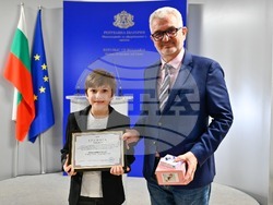 Близо 500 ученици бяха отличени в Националния фотоконкурс "В моето училище е най-хубаво". Снимка: МОН