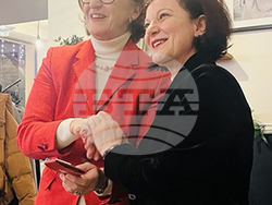 Проф. Мира Маркова и доц. Румяна Христиди бяха отличени с почетен знак на Суверенния Малтийски орден. Снимка: Софийски университет 