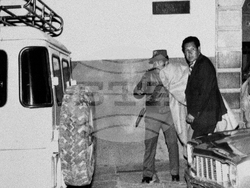 Клаус Барби, вторият отляво, под военна охрана, е отведен от затвора Сан Педро в Ла Пас, Боливия