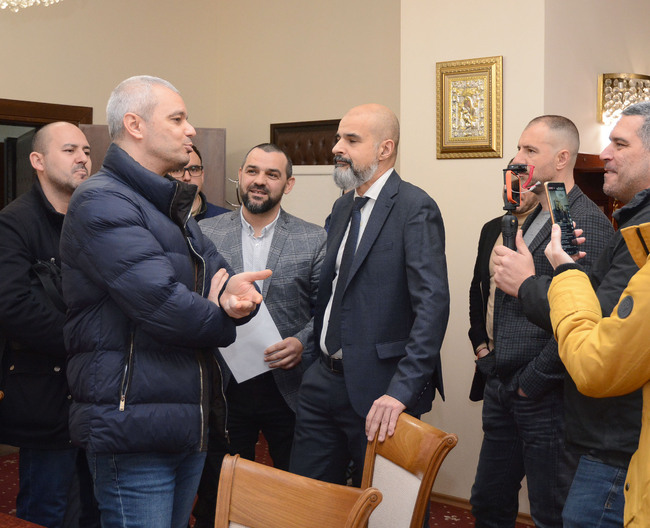 Депутати и общински съветници от „Възраждане“ нахлуха неправомерно в сградата на Община Варна и кметския кабинет