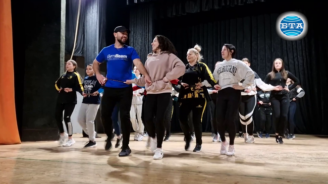 Радомирският фолклорен ансамбъл „Етнофолк“ ще представи самостоятелния си спектакъл „Сватба“ за първи път на пернишка сцена