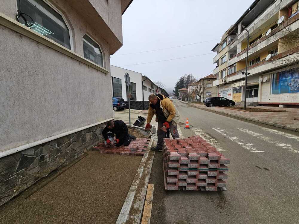 Обновяват тротоари в Ардино
