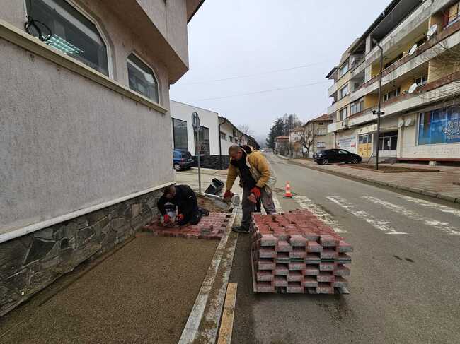Обновяват тротоари в Ардино