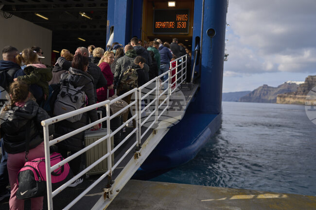 Стотици хора напускат гръцкия остров Санторини след серия от земетресения