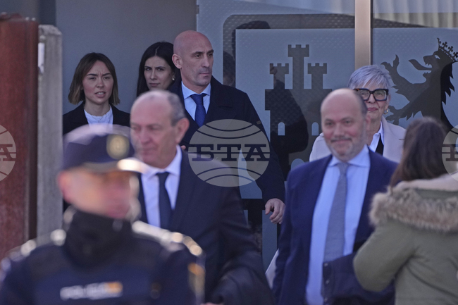 Бившият президент на испанския футбол Луис Рубиалес определи целувката на Ермосо като грешка, но настоява, че тя я променила мнението си